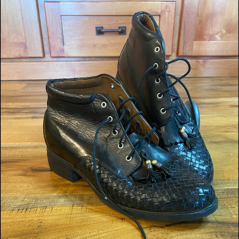 8.5B Arita lace boots